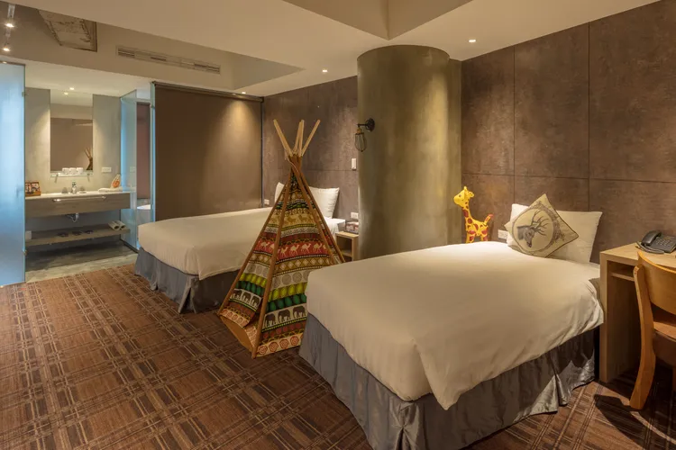 路徒行旅中華館以「冒險、開拓」 作為館內主要元素，呈現粗曠中不失細 膩、獨特而又有趣的風格。業者提供