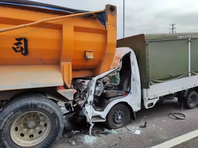 追撞前車的白色小貨車，車頭整個凹陷變形。翻攝自記者爆料網