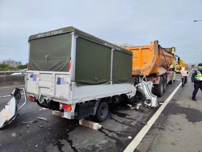 事故現場小貨車車體支離破碎。翻攝自記者爆料網