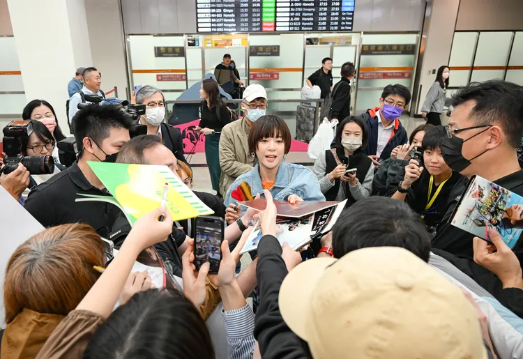 上野樹里親切為粉絲簽名。天馬行空提供