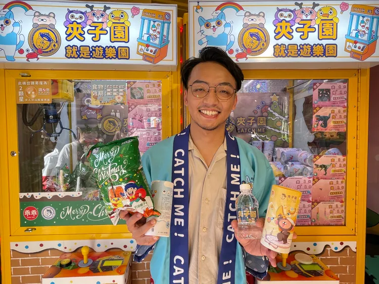 楊店長表示第一次來耶誕城設攤，業績開紅盤。曾佳俊攝