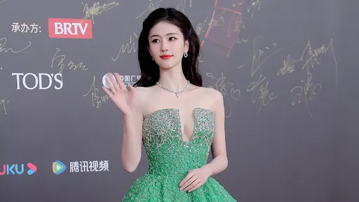 白鹿駕馭綠色禮服襯雪乳 揪《長相思》檀健次比心甜出汁