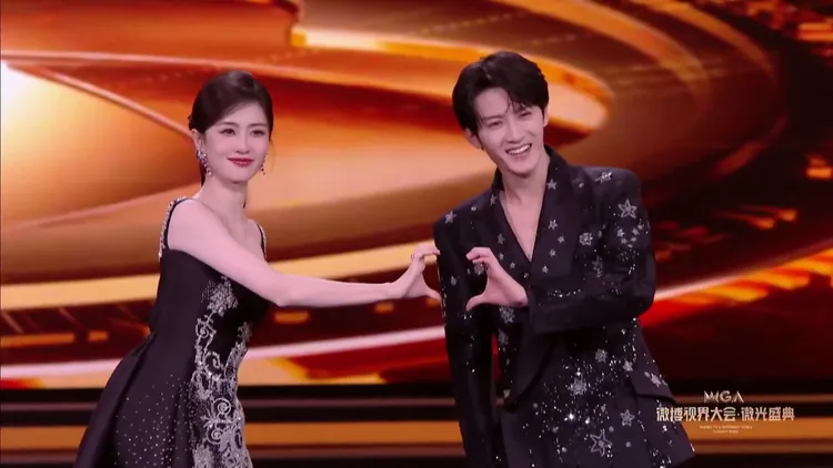 白鹿（左）揪檀健次一起比心。翻攝微博視界大會微博