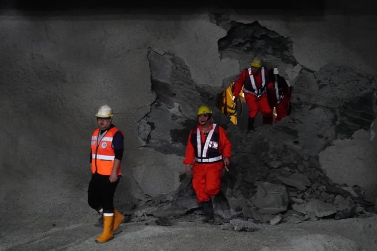 施工人員從貫通口走下。北市府提供
