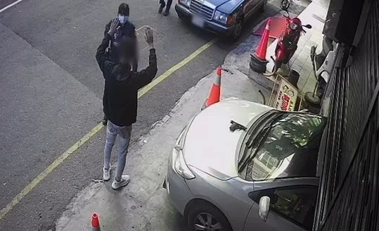 嫌犯將槍放在車子引擎蓋上，待警方抵達時高舉雙手任其逮捕。翻攝畫面