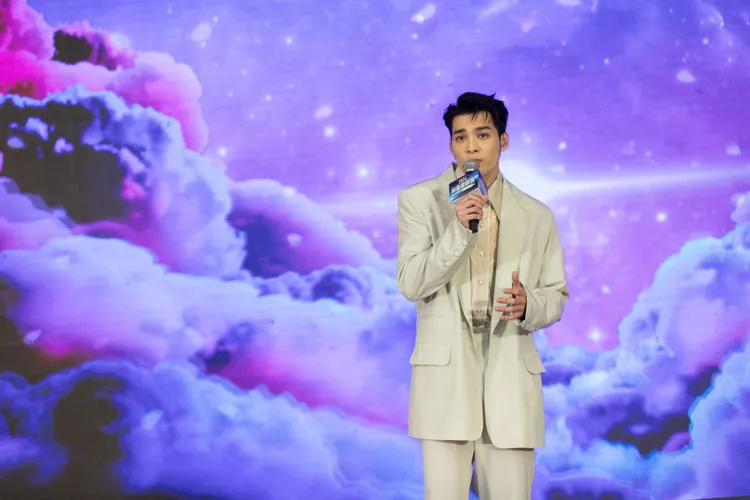 黃偉晉現場演唱《唱歌的時候就變了一個人》。年代提供