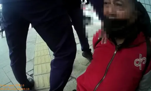 羅智強大安公園遇攻擊　剪刀男踹志工再作勢刺路人！落網畫面曝光