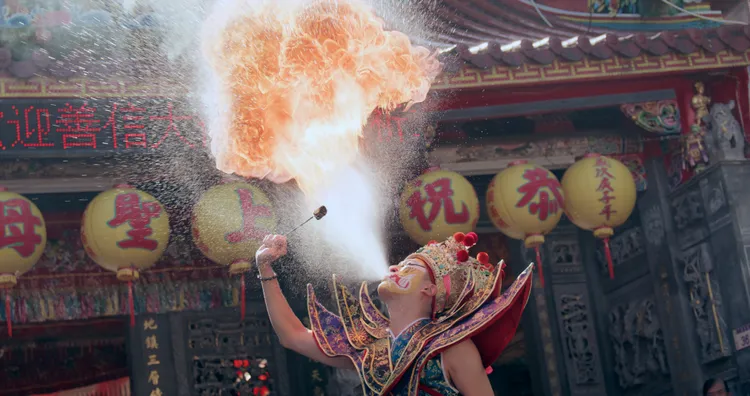 黃新皓花了很多時間練習煤油噴火的特技演出（危險動作，切勿模仿）。華視提供