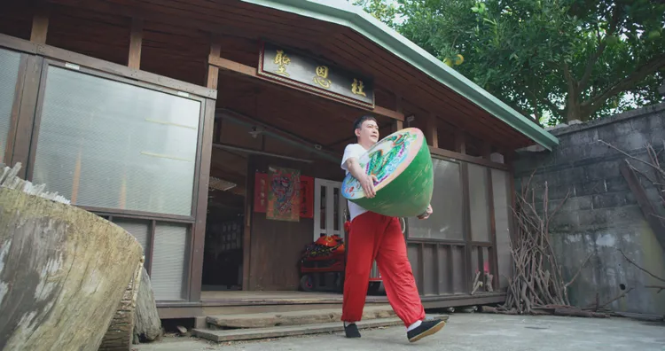 王識賢在劇中需操作重達百斤的大陀螺。華視提供