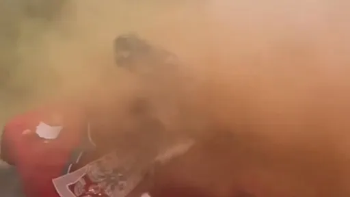 伴娘堵門討紅包 伴郎狠招「賞妳2顆煙霧彈」逼出新娘