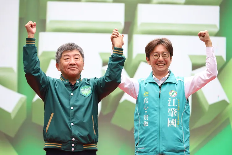 陳時中批藍打白，批評趙少康、柯文哲立場反反覆覆，遇到選舉就變卦。江肇國競總提供