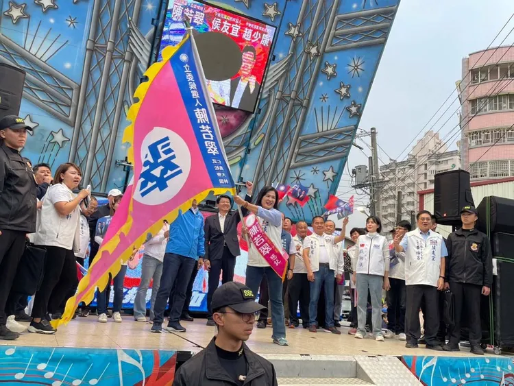 侯友宜17日南下為立委參選人陳若翠團結造勢大會站台。陳若翠總部提供