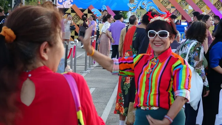 泰國民眾盛裝打扮參加慶祝活動。中央社