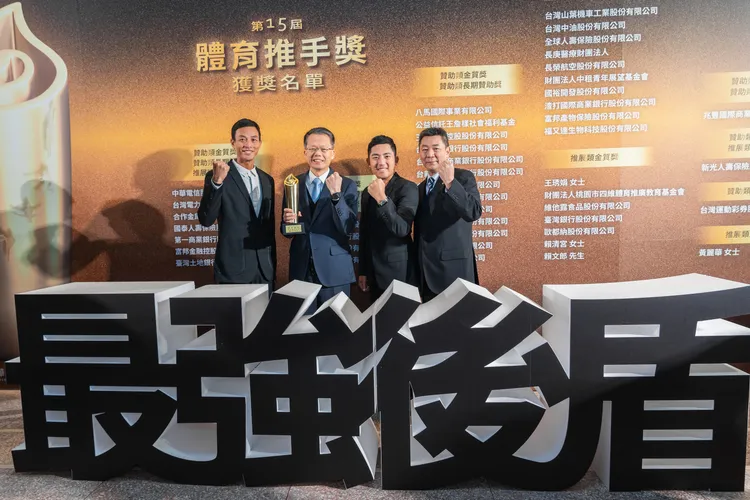 長榮航空孫嘉明總經理(左二)、陳耀銘發言人(右一) 、網球一哥盧彥勳(左一)及高爾夫名將潘政琮(右二)共同合影留念。業者提供