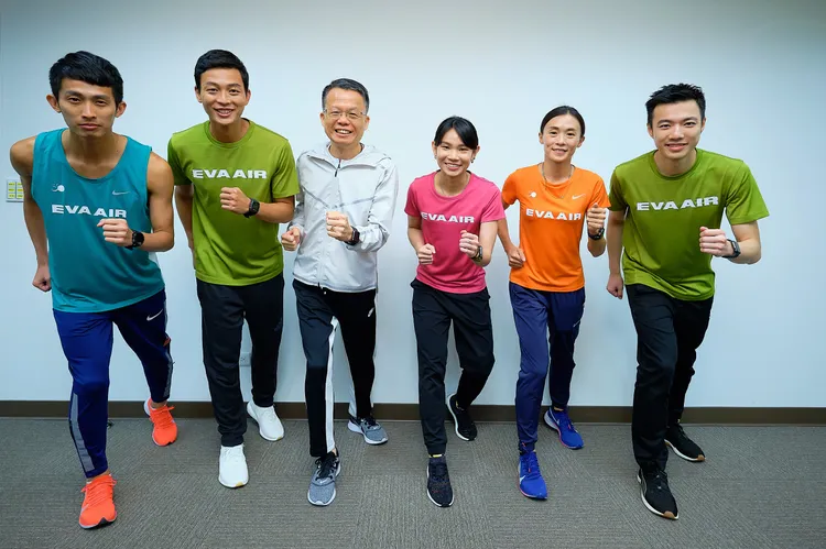 孫嘉明總經理（左三），與贊助的運動選手戴資穎（右三）、盧彥勳（左二）、謝千鶴（右二）、周廷印（左一）及王子維（右一）共同合影。業者提供