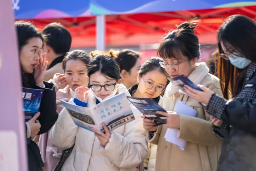 中國年輕人自稱「45度青年」 專家:失業問題恐持續10年