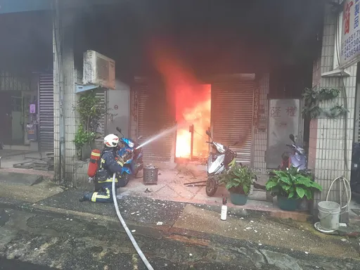 基隆民宅1樓突起火！濃煙狂竄害3人嗆傷　消防員緊急灌救協助送醫