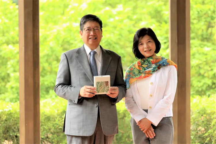 李安妤與縣長楊文科。新竹縣府提供
