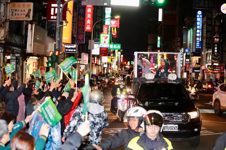 蕭美琴跟李坤城掃街。蕭辦提供