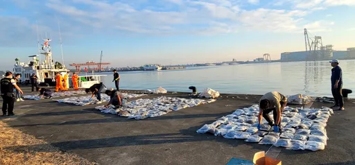 海巡署破史上最大宗走私大麻 蒙古籍油輪運載、小艇接駁!1381公斤市值35億