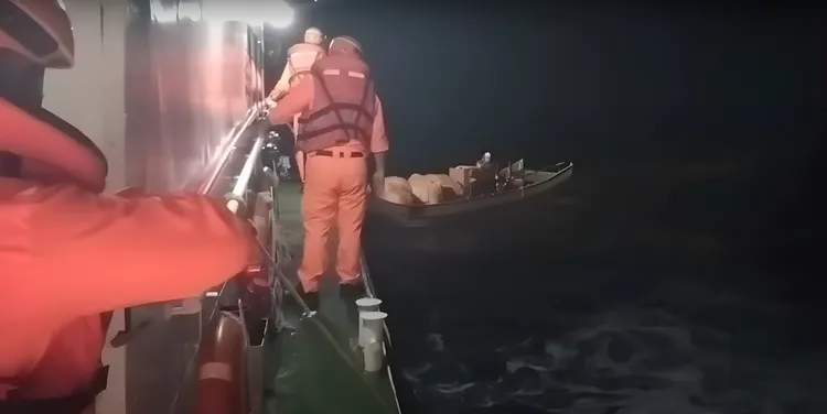 海巡艇海上查緝管筏。翻攝畫面