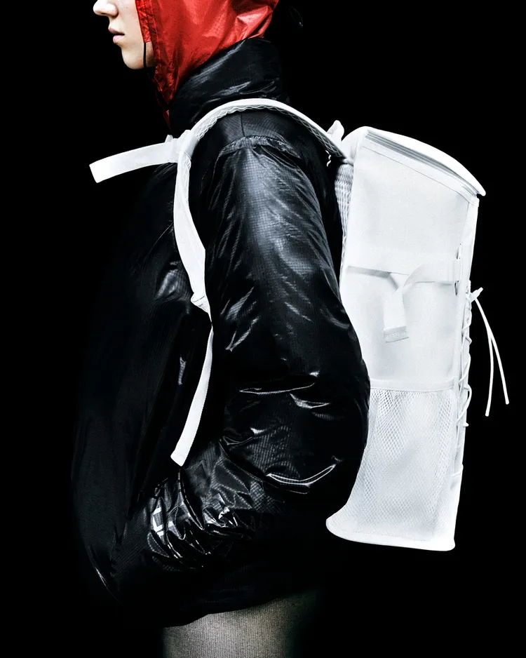 RAINS羽絨外套不僅抗寒，更顛覆過往笨重呆版的既定印象。品牌提供