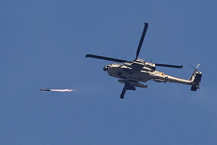 以色列南部上空一架以軍直升機今天朝加薩發射火箭。路透社