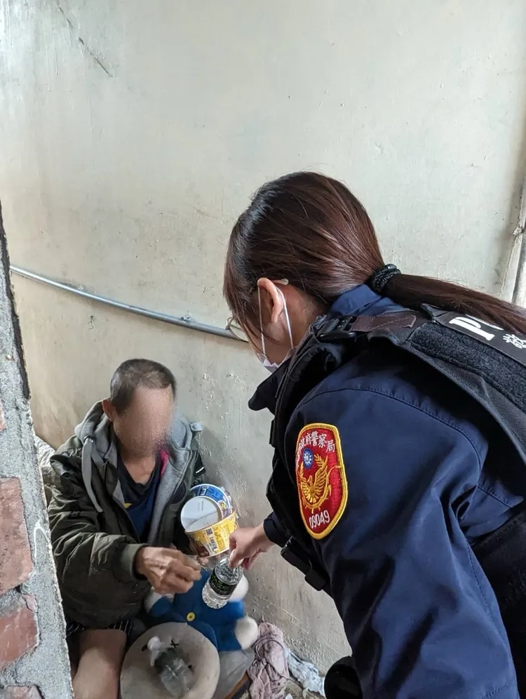 林員探望王男。龜山警分局提供