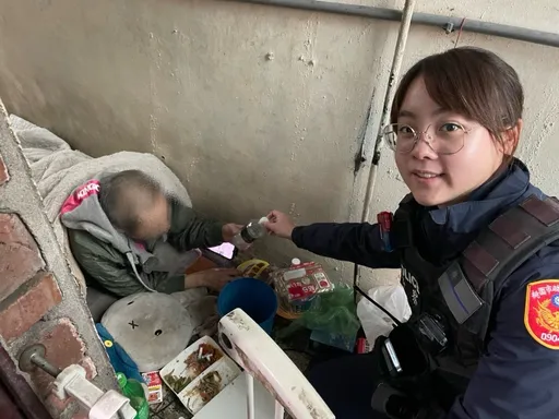 寒冬中的一把火! 暖女警雪中送炭!民眾直呼「揪感心捏」
