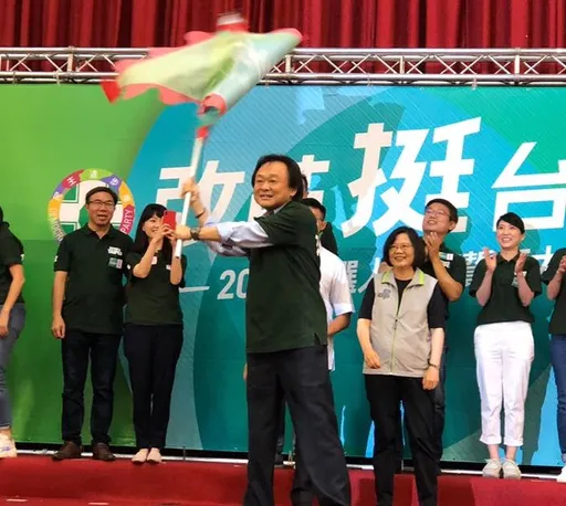 有片｜蔡英文力挺王世堅！　大讚正直勇敢「服務第一名」　