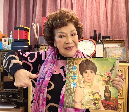 周遊收粉絲大禮笑開懷 黑膠唱片封面見62年自己