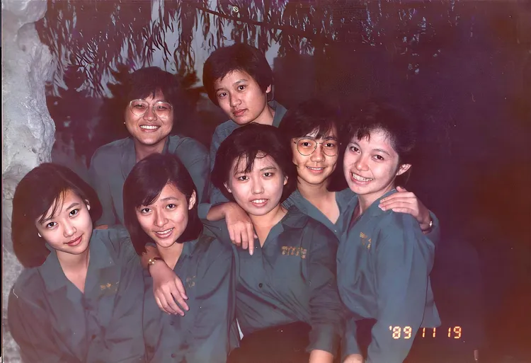 寇乃馨(左一)和同學合影。翻攝自寇乃馨臉書