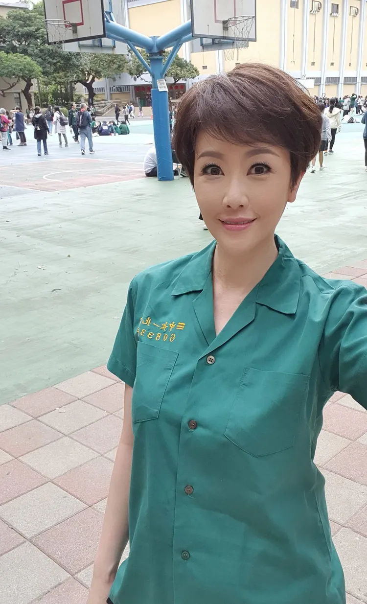 寇乃馨為北一女120年校慶再穿上「小綠綠」制服。翻攝自寇乃馨臉書