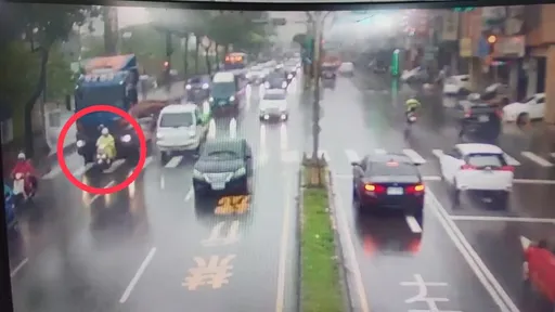 遠離大型車!避內輪差和視線死角 騎士行車安全有眉角