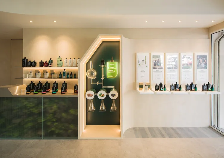 店內展示櫃呈現明星商品5α捷利爾頭皮淨化液的瓶身缺角樣貌。品牌提供