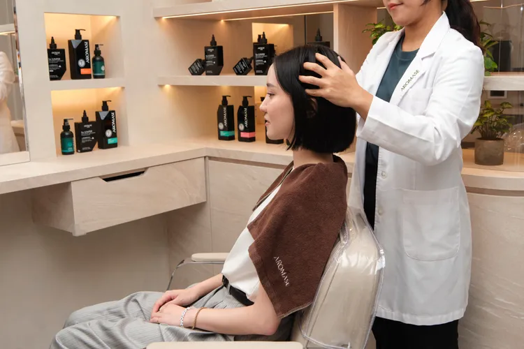 頭皮、肩頸按摩。品牌提供