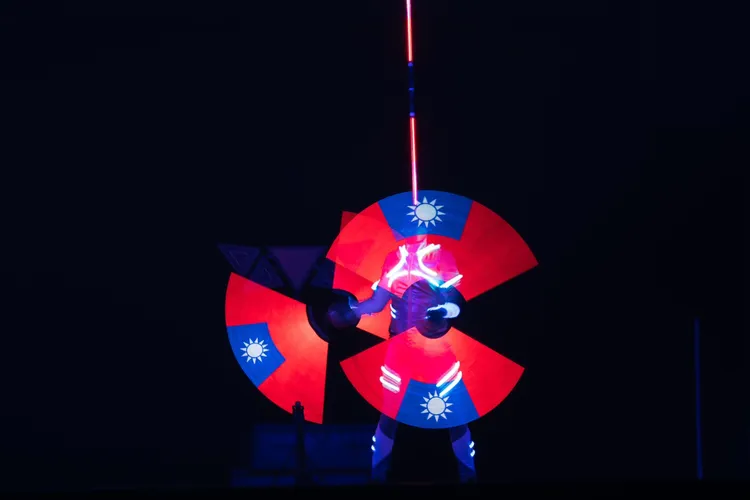  「激光魔法仗玩家」有台灣場限定彩蛋，秀出台灣國旗。寬宏藝術提供
