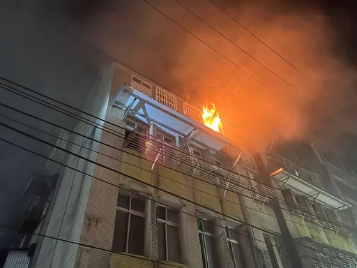 深夜突竄火舌！基隆信義區公寓4樓全面燃燒　大批警消全力搶救中