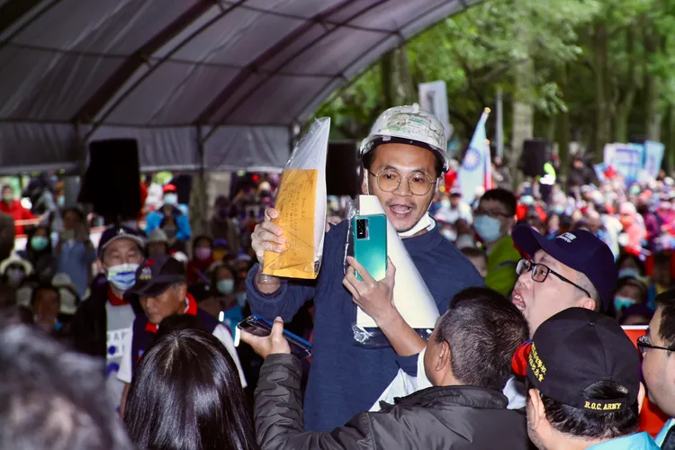 一名自稱中油假承攬受害員工高分貝向侯友宜陳情抗議。彭欣偉攝
