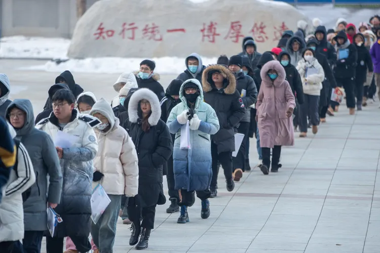 考生在黑龍江哈爾濱市哈爾濱理工大學外排隊進入考場。新華社