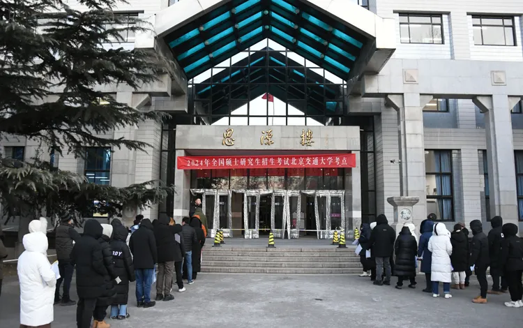 考生在北京交通大學考場外排隊。新華社