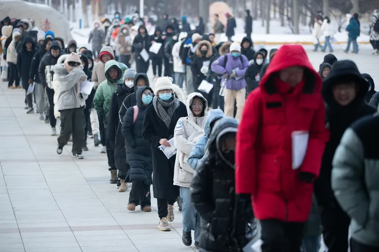 考生在黑龍江哈爾濱市哈爾濱理工大學外排隊進入考場。新華社