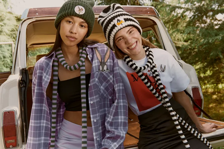 紫色格紋襯衫將兔巴哥半顆頭繡於胸前口袋上。品牌提供