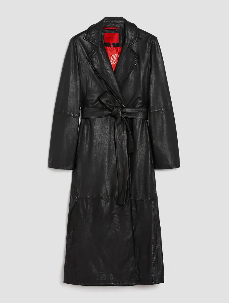 長版圍裹式皮革大衣，4萬900元。品牌提供