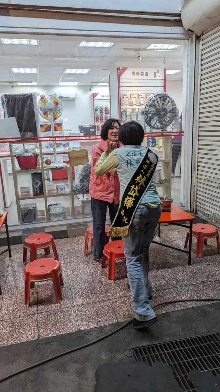 選戰倒數，林岱樺挨家挨戶拜票，爭取最大支持。林岱樺服務處提供