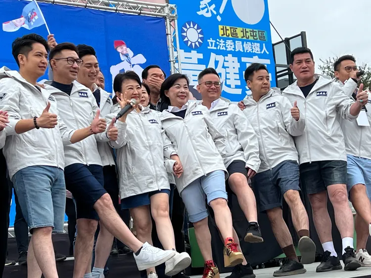 盧秀燕說，這是她從政30年來首度穿短褲上台造勢。鮮明攝