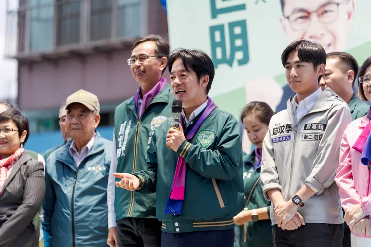 賴清德大力推薦曾玟學、康世明。賴清德競總提供