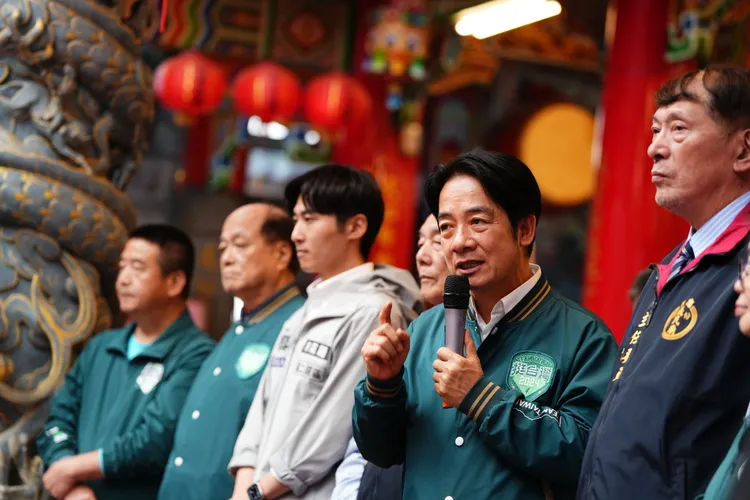 賴清德前往苗栗參香，並與現場鄉親話國政。賴清德競總提供