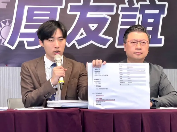 曾玟學提出與阿帕契電子遊樂場同棟大樓的公司資料，顯示邱鎮軍為該公司負責人。民進黨提供