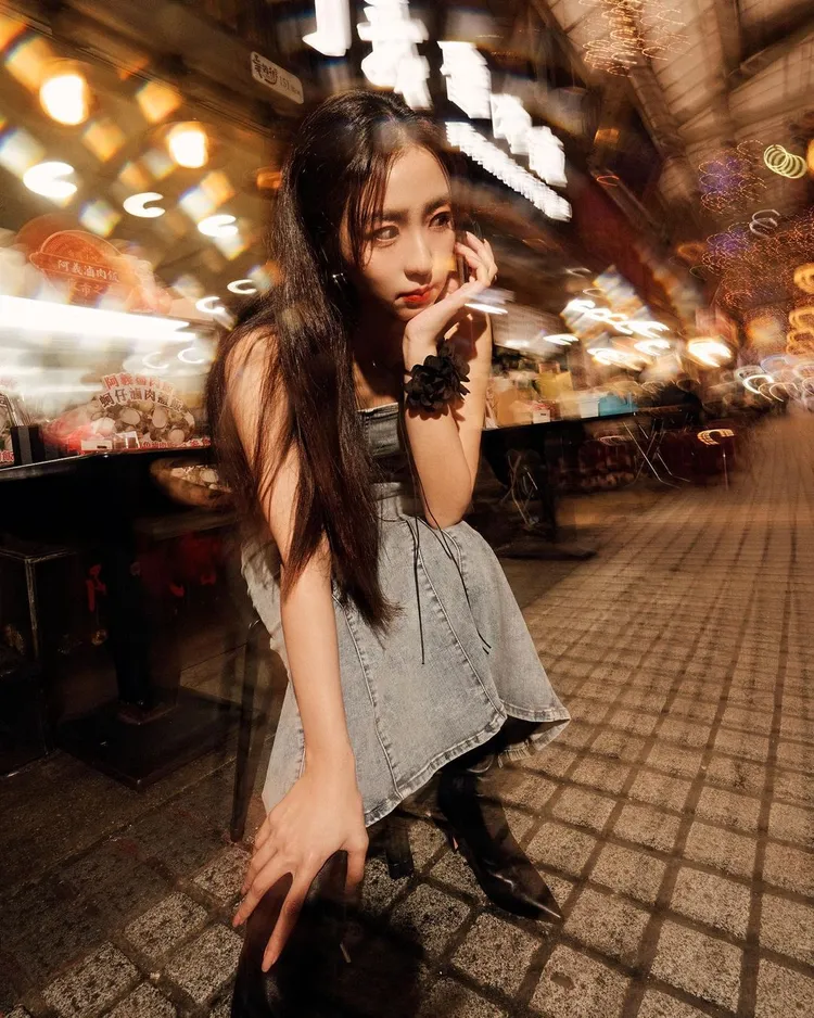 近日寒流襲台，「內衣女神」周曉涵卻無懼寒流，穿著性感露肩洋裝現身台北街頭。翻攝《ilove7388》的IG